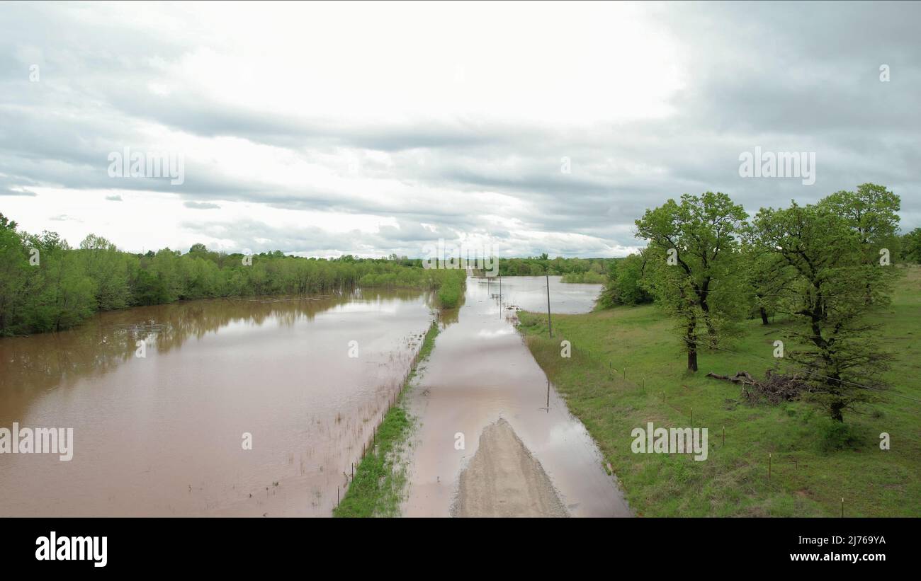 Vista aérea de un camino rural y pastos bajo el agua después de fuertes lluvias inundaron la región durante varios días en Oklahoma en mayo de 2022 Foto de stock