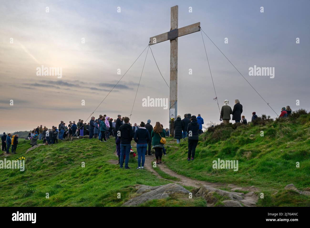 La multitud de la congregación se reunió en la cima de la colina para el servicio tradicional del amanecer del domingo de Pascua por la cruz de madera alta - el Chevin, Otley, West Yorkshire Inglaterra Reino Unido. Foto de stock