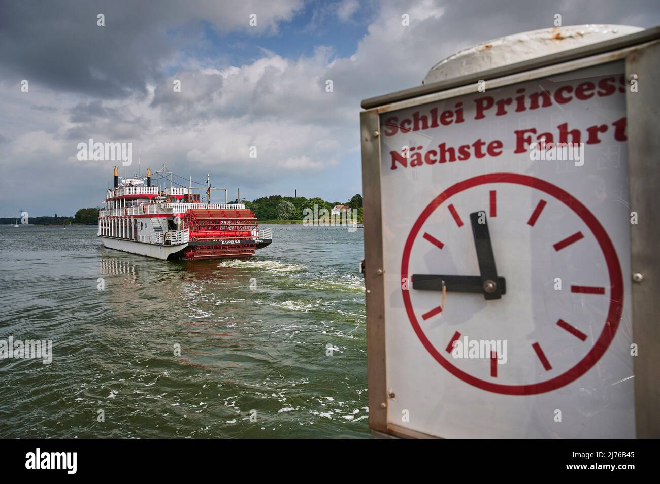 Paisaje acuático del Schlei, ensenada de Schleswig-Holstein, Kappeln, puerto, vapor de paletas Princess, hora de salida, cuarto a doce Foto de stock