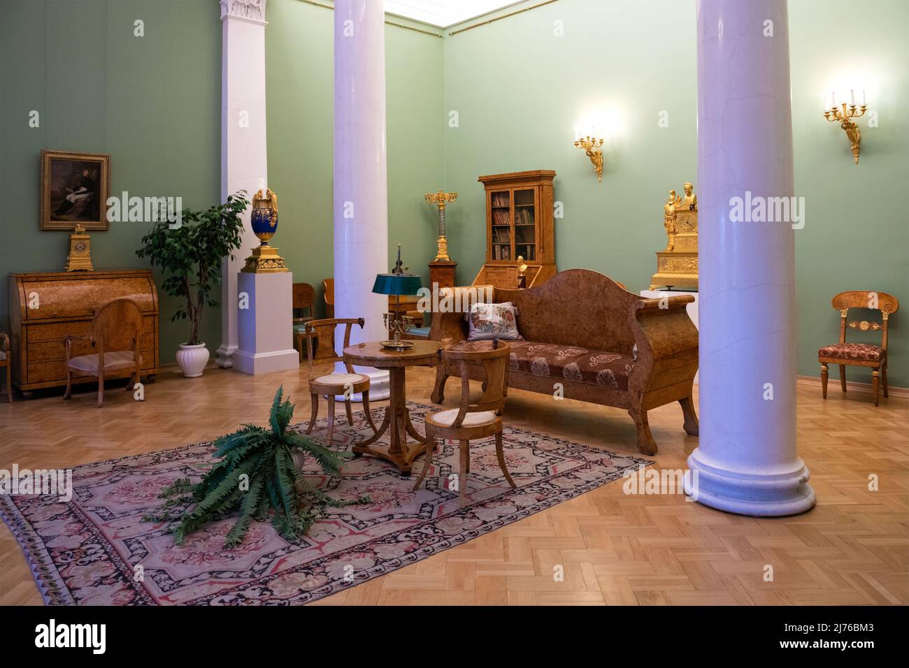 SAN PETERSBURGO, RUSIA - 17 DE FEBRERO de 2022: Interior de un clásico salón de dibujo de una casa noble de finales del siglo 18th. Exposición del Estado Hermitage Foto de stock