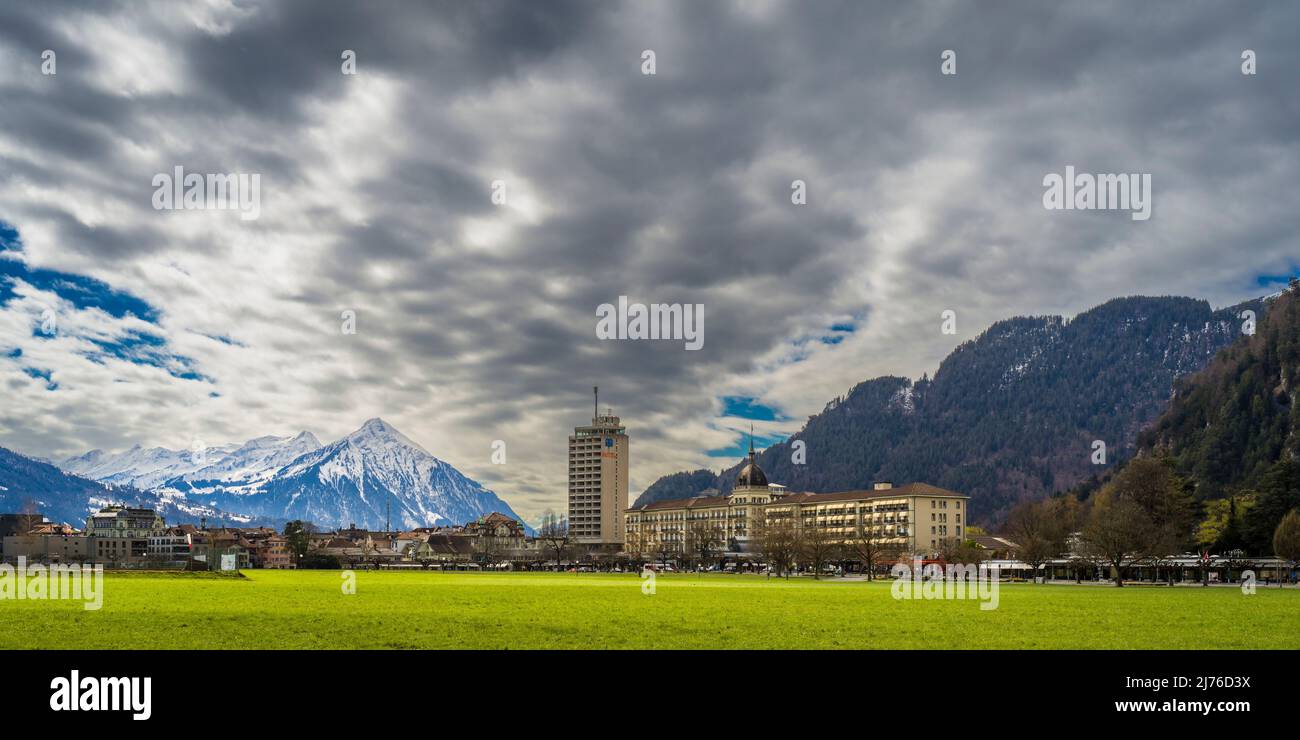 Interlaken, Panorama con Hotel Victoria Jungfrau Foto de stock