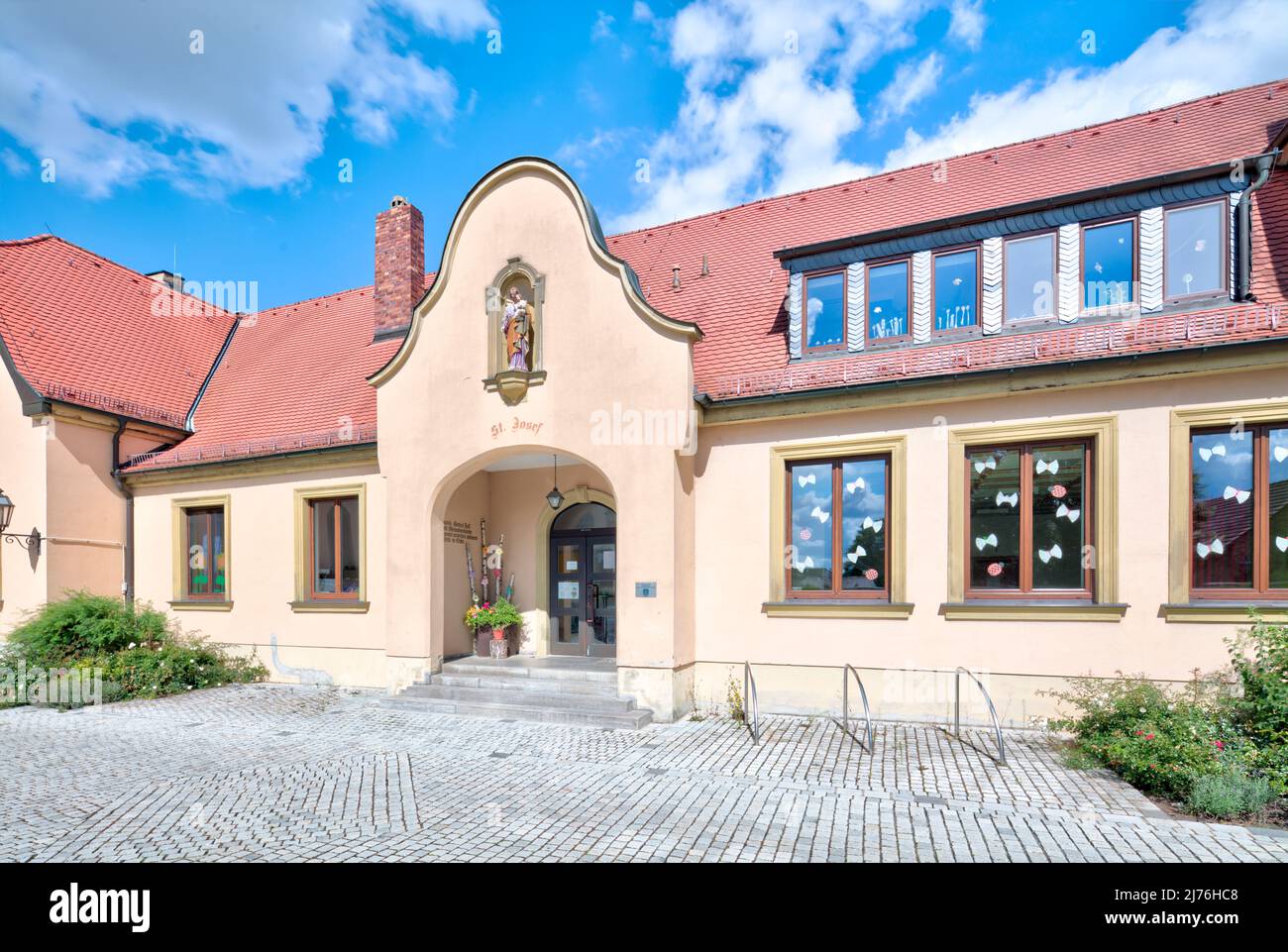 St. Josef, guardería, frente a la casa, fachada, ventana, Village view, Grafenrheinfeld, Franconia, Baviera, Alemania, Europa Foto de stock