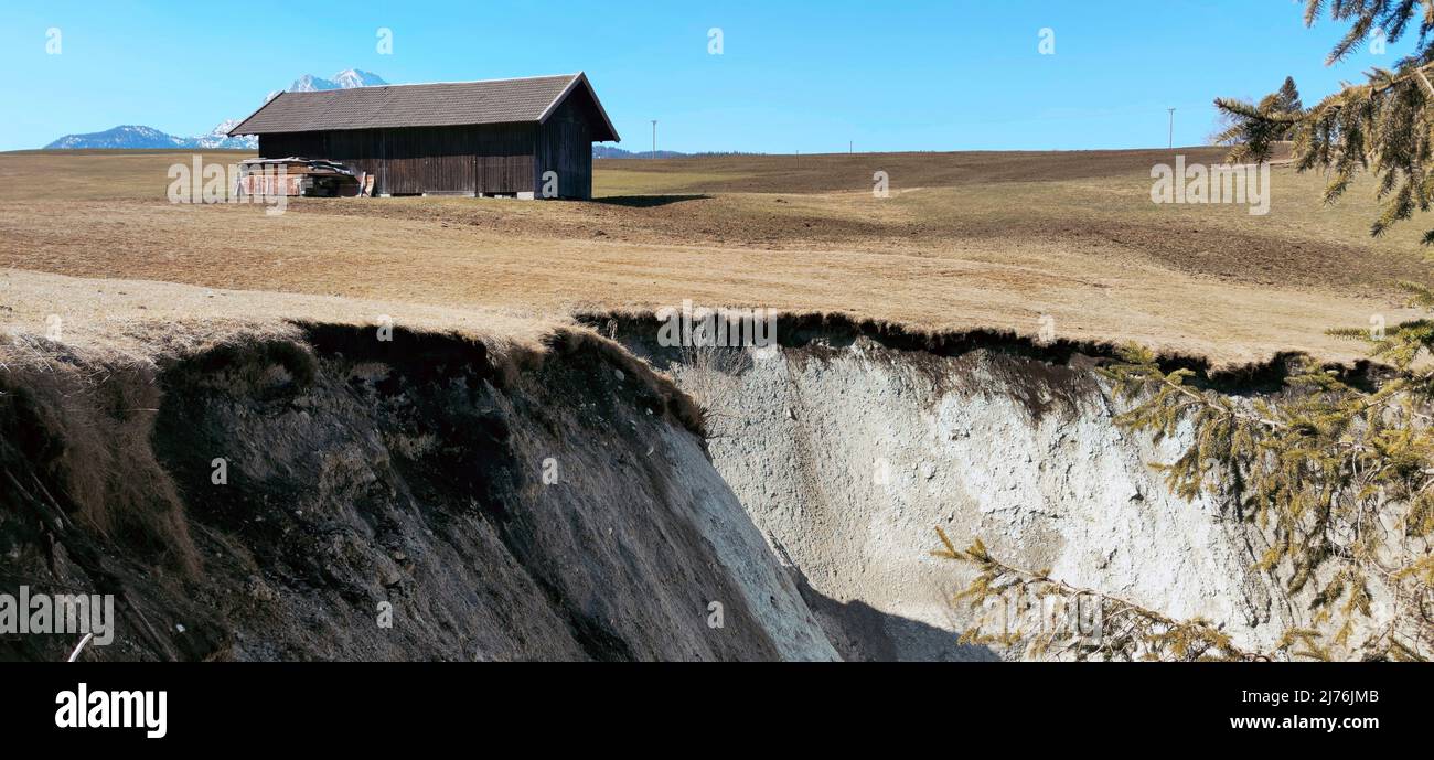 Grava morena del glaciar Isar, una peculiaridad geomorfológica de la zona alpina, prado, granero, precipicio, nombre local 'EL PELIGRO DE LA VIDA'. Foto de stock