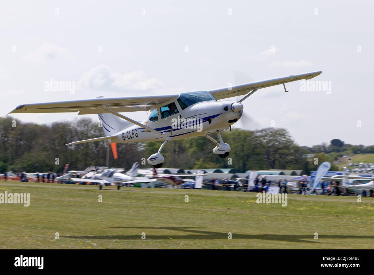 El encantador avión microligero blanco Sirius TL3000 G-CLFG sale del aeródromo de Popham en Hampshire Inglaterra después de asistir al vuelo anual de los aviones Foto de stock