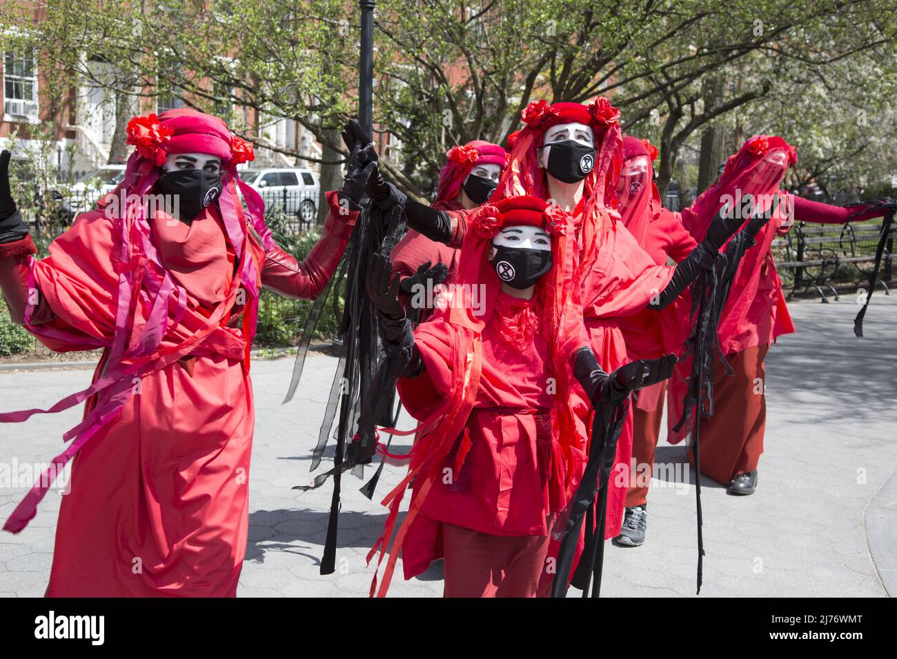 La Brigada Roja, miembros de la Rebelión de Extinción, un grupo de activistas internacionales del cambio climático en Washington Square en la ciudad de Nueva York durante una manifestación y marcha. Foto de stock