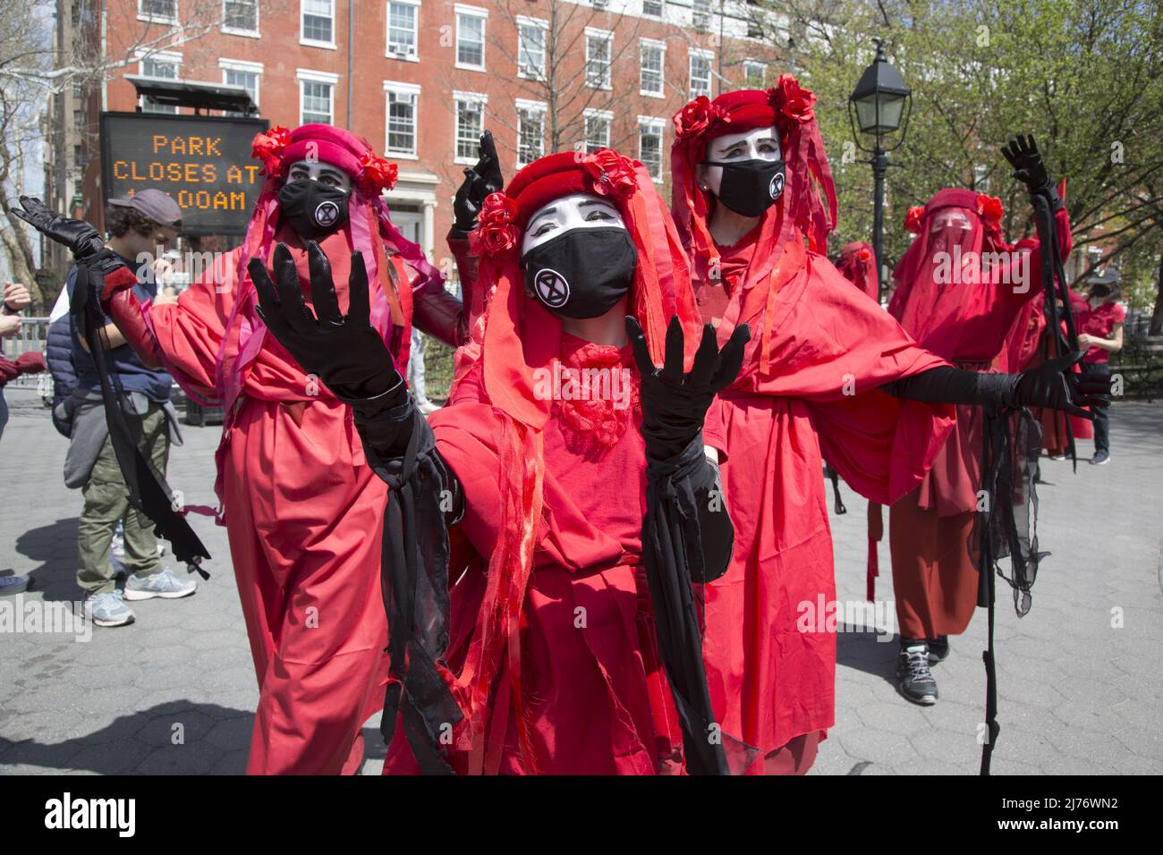 La Brigada Roja, miembros de la Rebelión de Extinción, un grupo de activistas internacionales del cambio climático en Washington Square en la ciudad de Nueva York durante una manifestación y marcha. Foto de stock