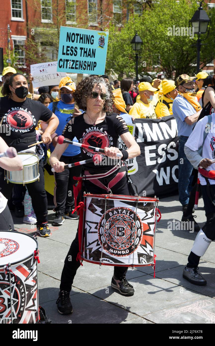 Manifestación anual del Día de Mayo y marcha en la Ciudad de Nueva York representando a sindicatos, trabajadores y varias cuestiones sociales y políticas que afectan a la persona de la clase trabajadora. Foto de stock