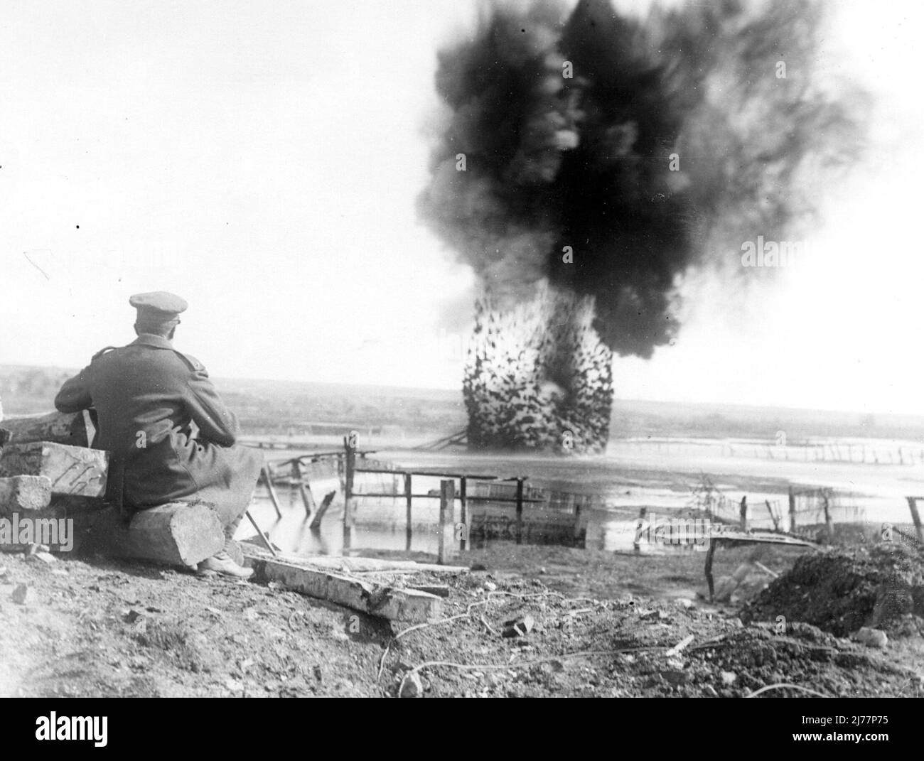 Una explosión que tiene lugar en el Somme. Según la leyenda existente, es una explosión controlada establecida por los Ingenieros Reales, para despejar el camino para el avance. Foto de stock