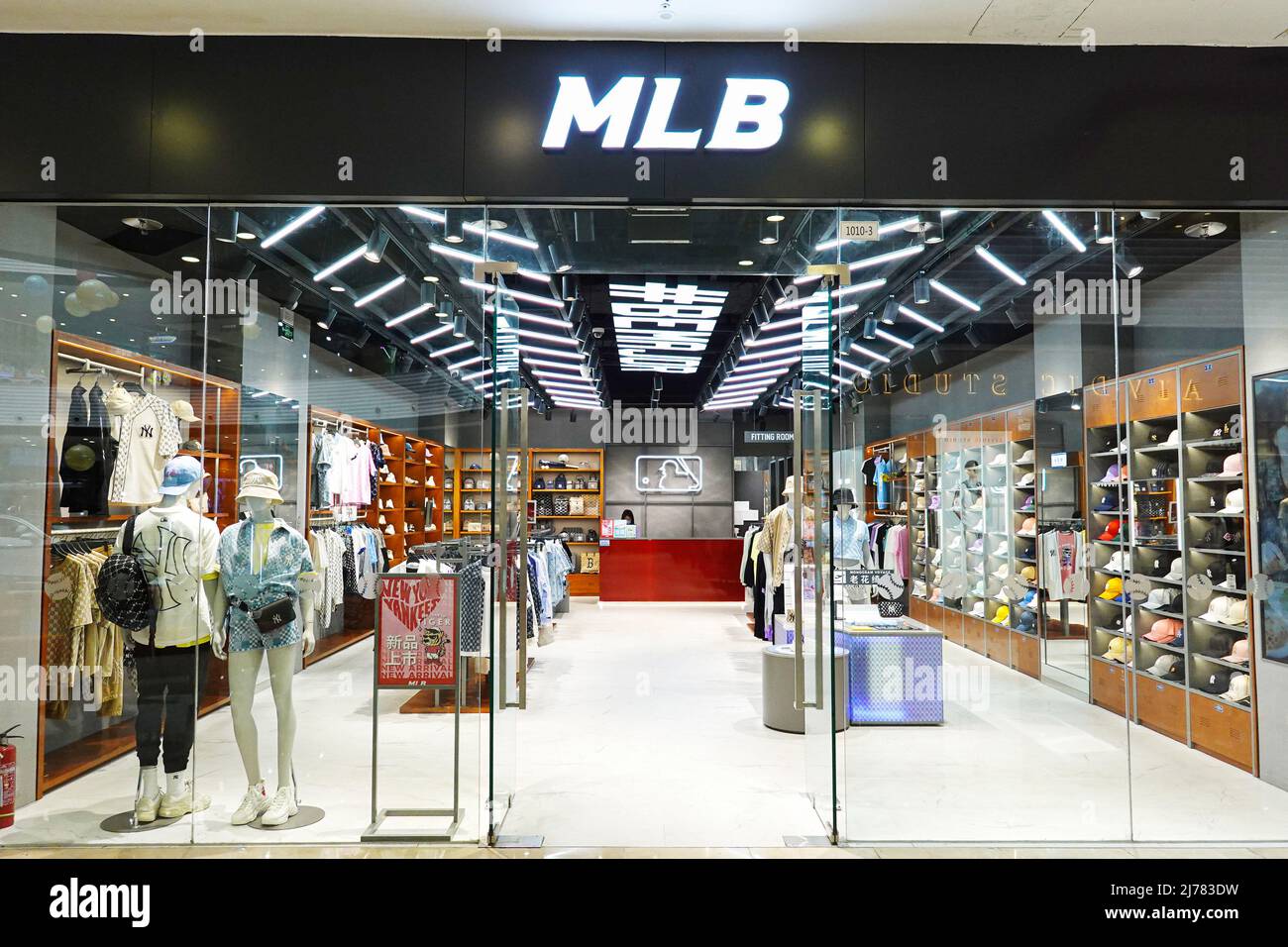 MLB tienda de ropa vista abierta en Changzhou. (Foto de Sheldon Cooper /  SOPA Images/Sipa USA Fotografía de stock - Alamy