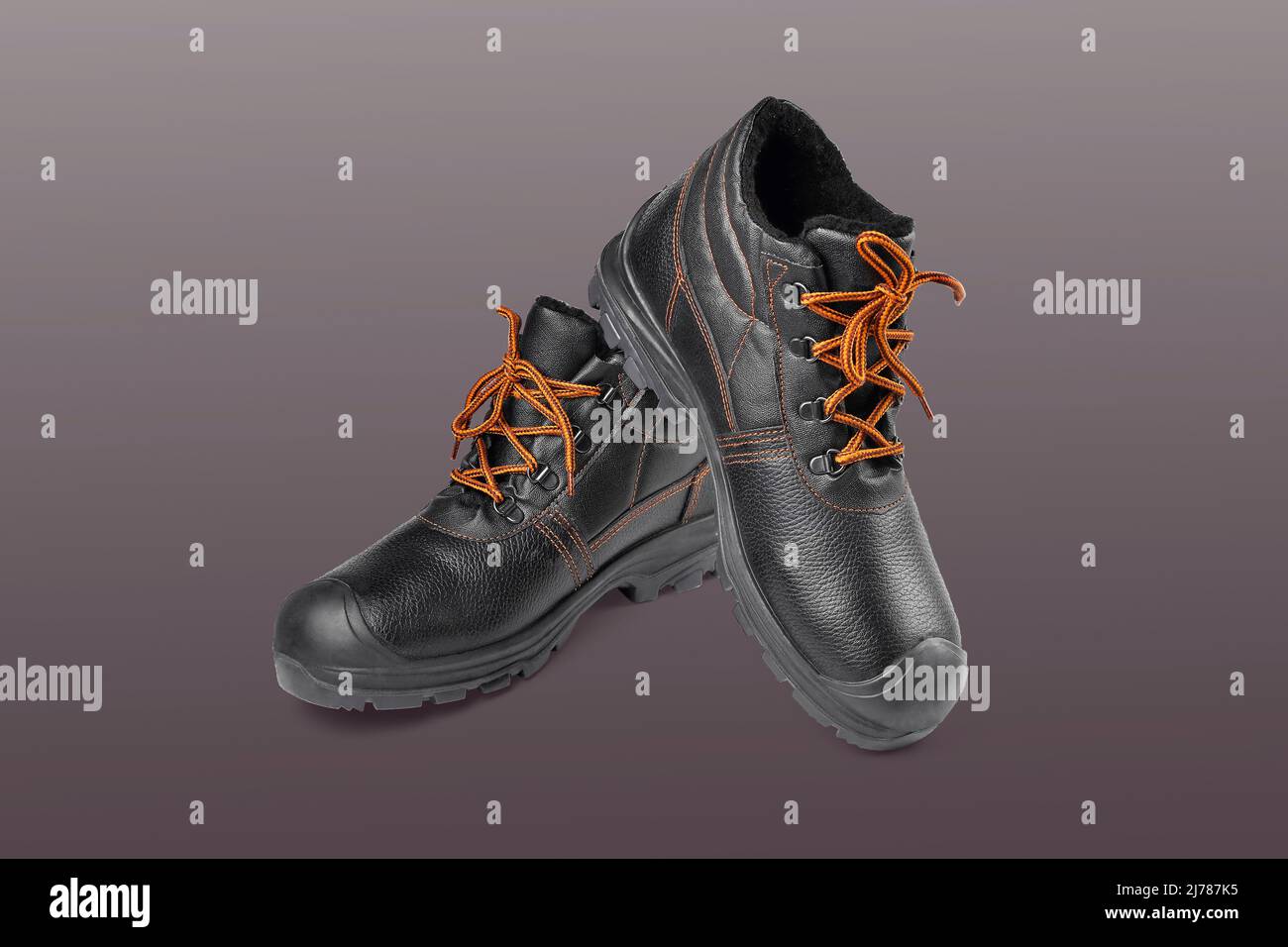 botas de abrigo negras con cordones naranjas, botas de senderismo, botas de  trabajo cálidas, zapatillas para hombre, primeros planos de fondo de color  con enfoque selectivo Fotografía de stock - Alamy