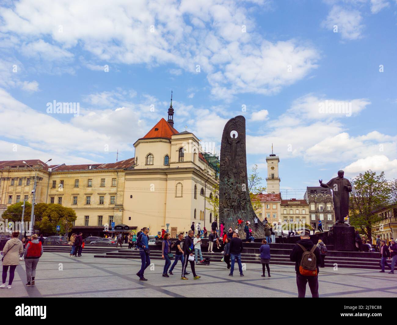 La guerra en Ucrania. Ayuntamiento de Lviv y el monumento a Taras Shevchenko Foto de stock