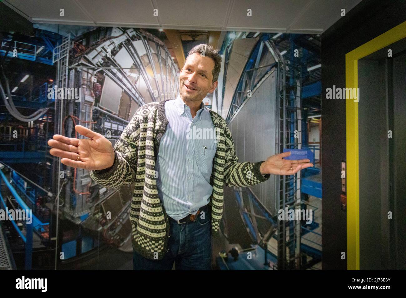 El bibliotecario jefe del CERN, noruego Jens Vigen, explica la fascinante línea de tiempo que ha llevado al centro de investigación a la actualidad. Los científicos e ingenieros del CERN se están preparando para el próximo gran capítulo de la historia del laboratorio de investigación más grande del mundo. Están en marcha planes para construir otro colisionador de partículas que es cuatro veces mayor que el existente LHC - Colisionador de Hadrones Grande. Foto de stock