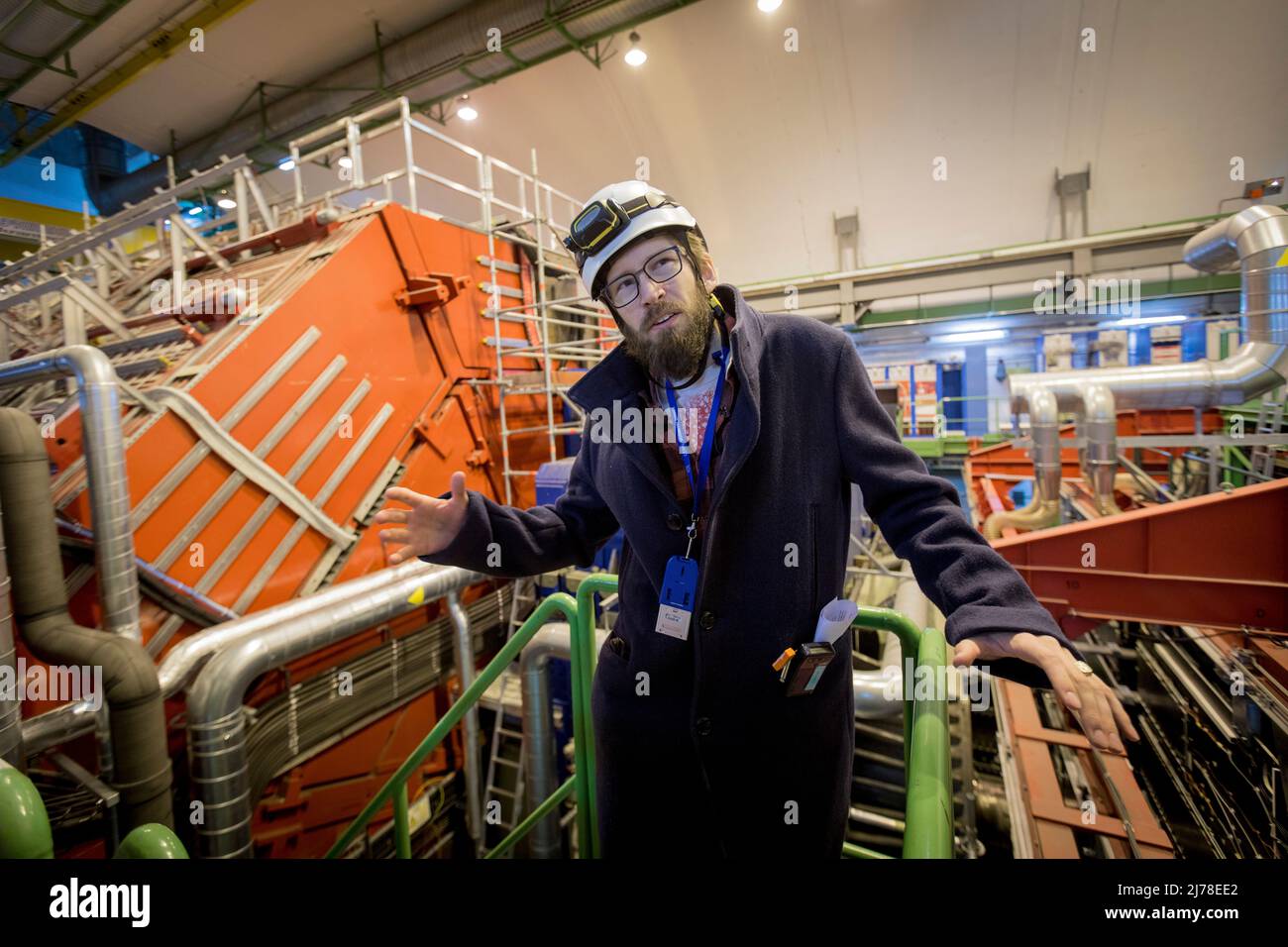 El científico noruego Arild Velure junto al detector ALICE del LHC. ALICE es la abreviatura de 'Un Experimento de Colisionador de Iones Grandes'. Los científicos e ingenieros del CERN se están preparando para el próximo gran capítulo de la historia del laboratorio de investigación más grande del mundo. Están en marcha planes para construir otro colisionador de partículas que es cuatro veces mayor que el existente LHC - Colisionador de Hadrones Grande. Foto de stock