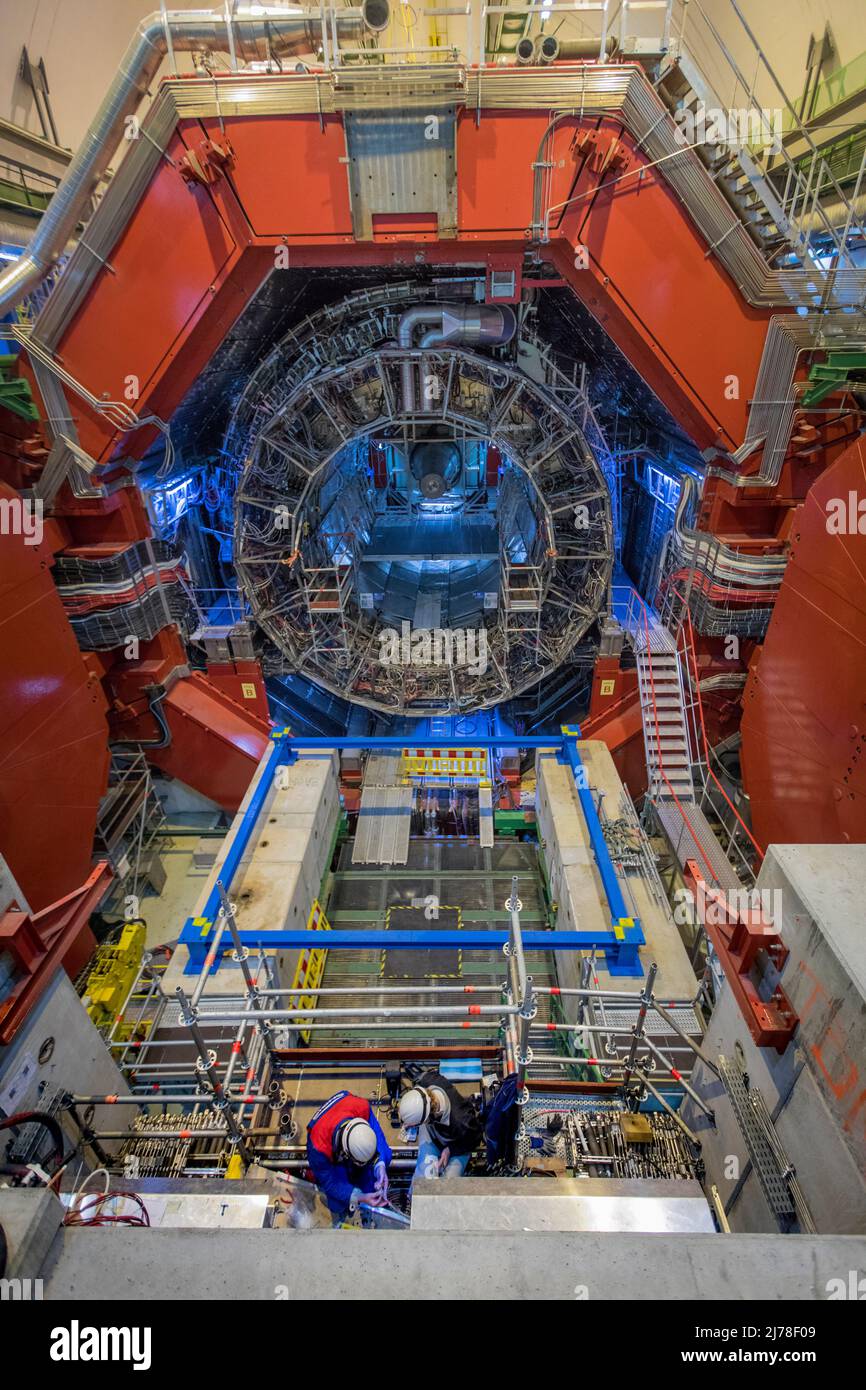 Se están realizando tareas de mantenimiento y actualizaciones en el detector ALICE del LHC. ALICE es una abreviatura de ' Un experimento de Collider Iónico Grande'. Los científicos e ingenieros del CERN se están preparando para el próximo gran capítulo de la historia del laboratorio de investigación más grande del mundo. Están en marcha planes para construir otro colisionador de partículas que es cuatro veces mayor que el existente LHC - Colisionador de Hadrones Grande. Foto de stock