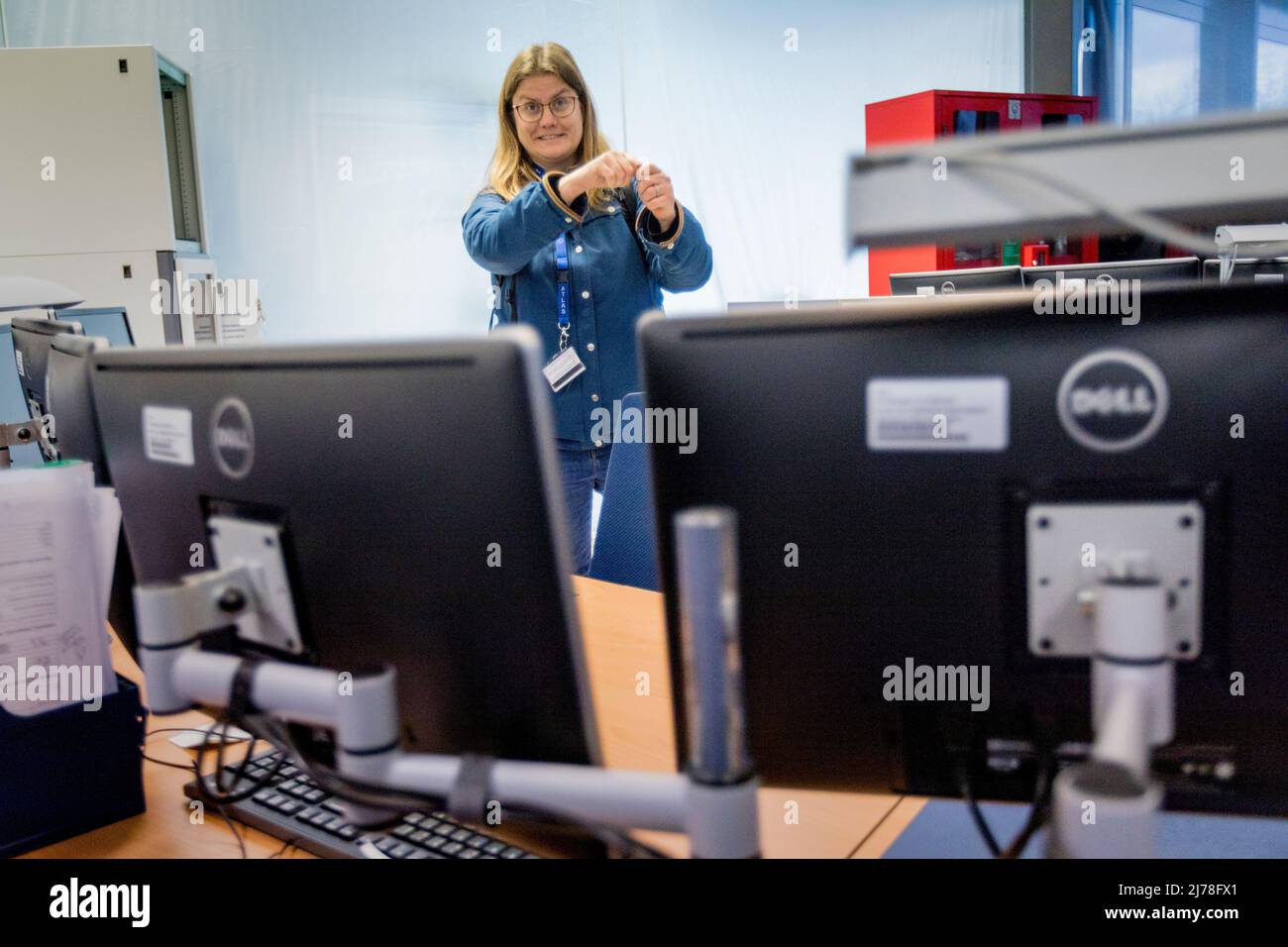 La profesora Heidi Sandaker trabaja en el campo de la física de partículas y la física de las astropartículas para el experimento ATLAS, CTA y AEGIS. Aquí se la fotografía a la entrada del detector ATLAS. Los científicos e ingenieros del CERN se están preparando para el próximo gran capítulo de la historia del laboratorio de investigación más grande del mundo. Están en marcha planes para construir otro colisionador de partículas que es cuatro veces mayor que el existente LHC - Colisionador de Hadrones Grande. Foto de stock
