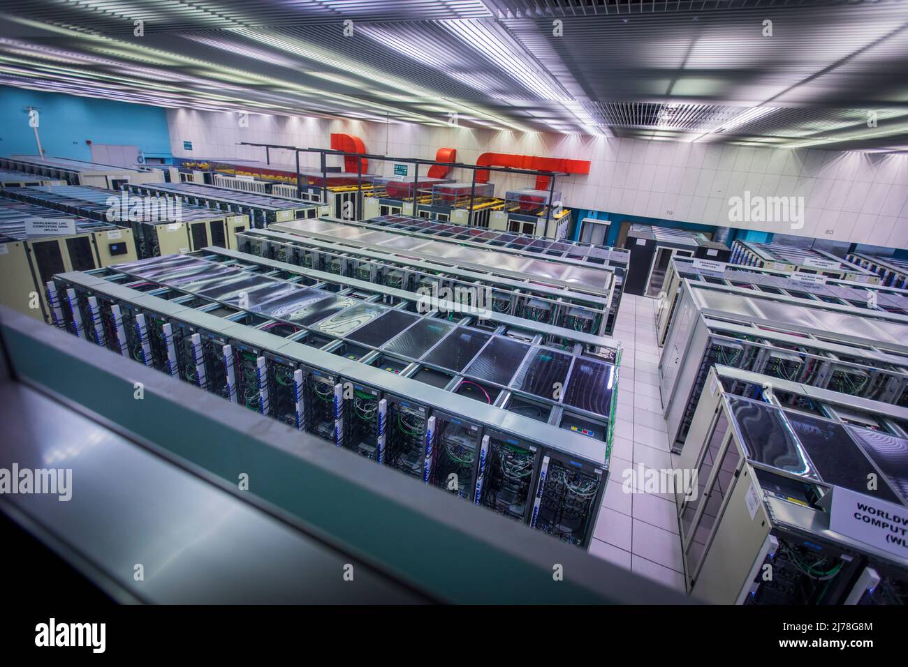 Partes del centro de datos que procesan todos los experimentos y datos adquiridos en el CERN. Los científicos e ingenieros del CERN se están preparando para el próximo gran capítulo de la historia del laboratorio de investigación más grande del mundo. Están en marcha planes para construir otro colisionador de partículas que es cuatro veces mayor que el existente LHC - Colisionador de Hadrones Grande. Foto de stock