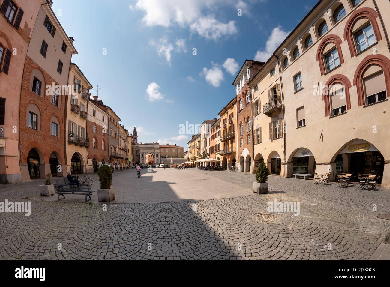 Savigliano, Cuneo, Piedmont, Italia - 04 de mayo de 2022: Piazza Santarosa, plaza principal con edificios históricos de origen medieval, visión de los peces Foto de stock