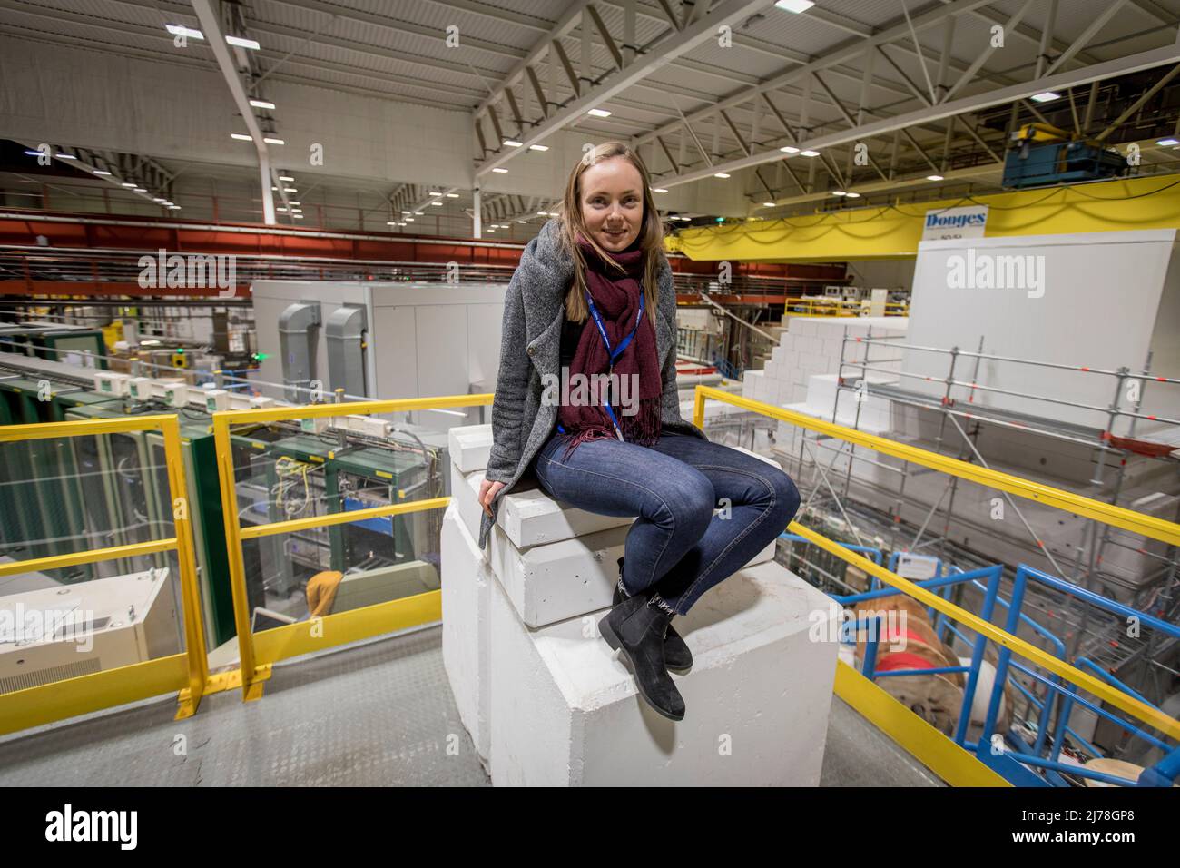 ¡El antimateria importa! Silje Uhlen Maurset trabajó en el CERN Knowledge Transfer Group, con el objetivo de maximizar el impacto global positivo del CERN en la sociedad. Los científicos e ingenieros del CERN se están preparando para el próximo gran capítulo de la historia del mayor laboratorio de investigación del mundo. Están en marcha planes para construir otro colisionador de partículas que es cuatro veces mayor que el existente LHC - Colisionador de Hadrones Grande. Foto de stock
