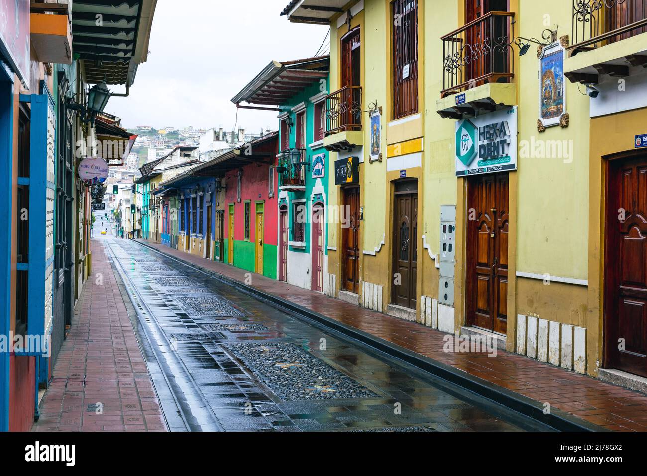 LOJA, ECUADOR 15 DE ABRIL de 2022 Coloridas casas coloniales en la