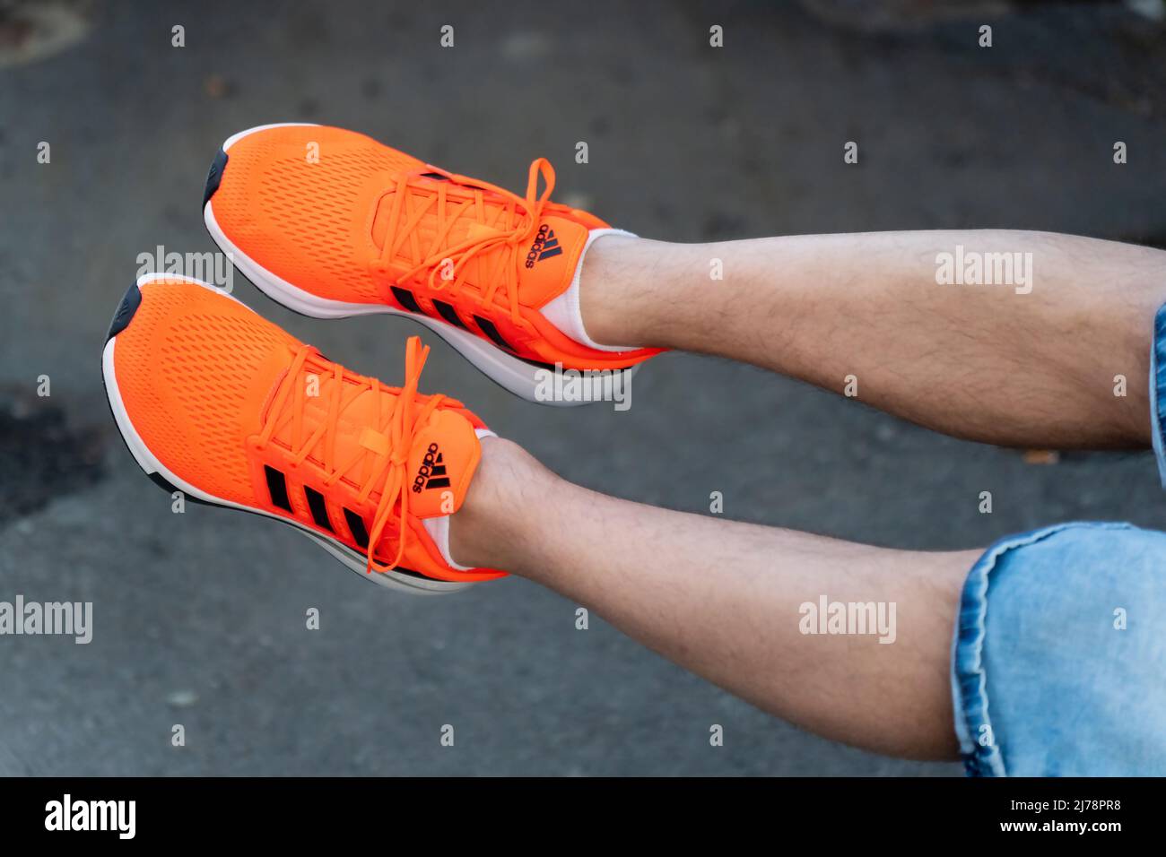 Tyumen, Rusia-03 de mayo de 2022: Zapatillas de lona para hombre adidas  naranja es una corporación alemana que diseña y fabrica zapatos, ropa y  accesorios deportivos Fotografía de stock - Alamy