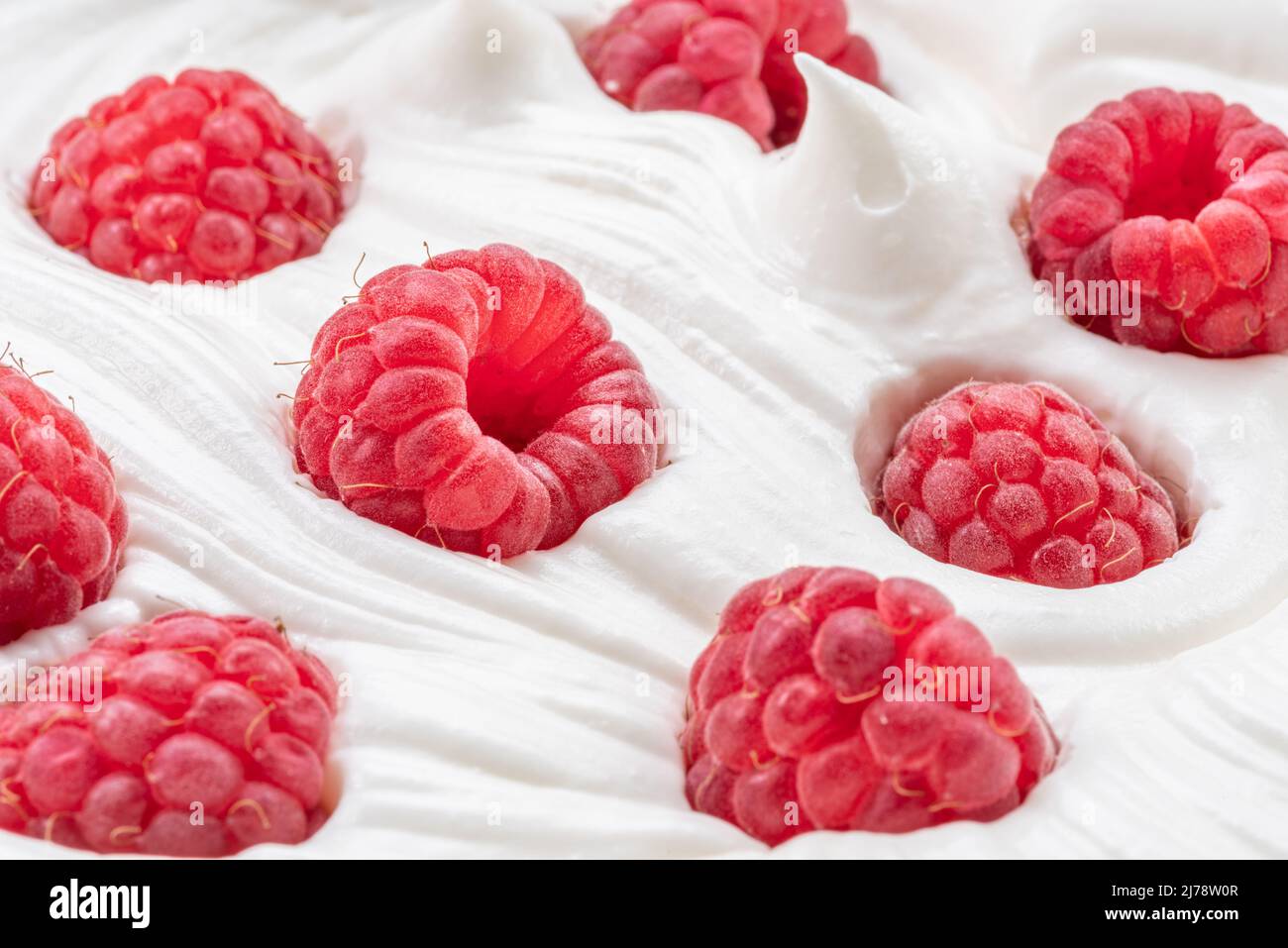 Frambuesas frescas en el yogur o la crema. Vista superior. Foto de stock