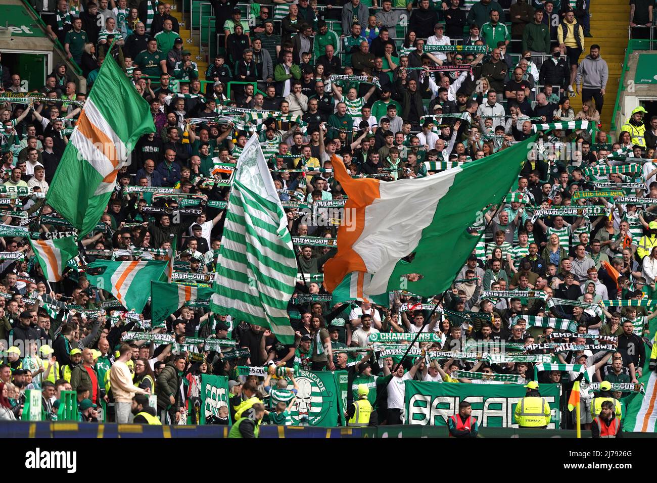 Fanáticos celtas durante el partido de la Premiership de Cinch en Celtic Park, Glasgow. Fecha de la foto: Sábado 7 de mayo de 2022. Foto de stock