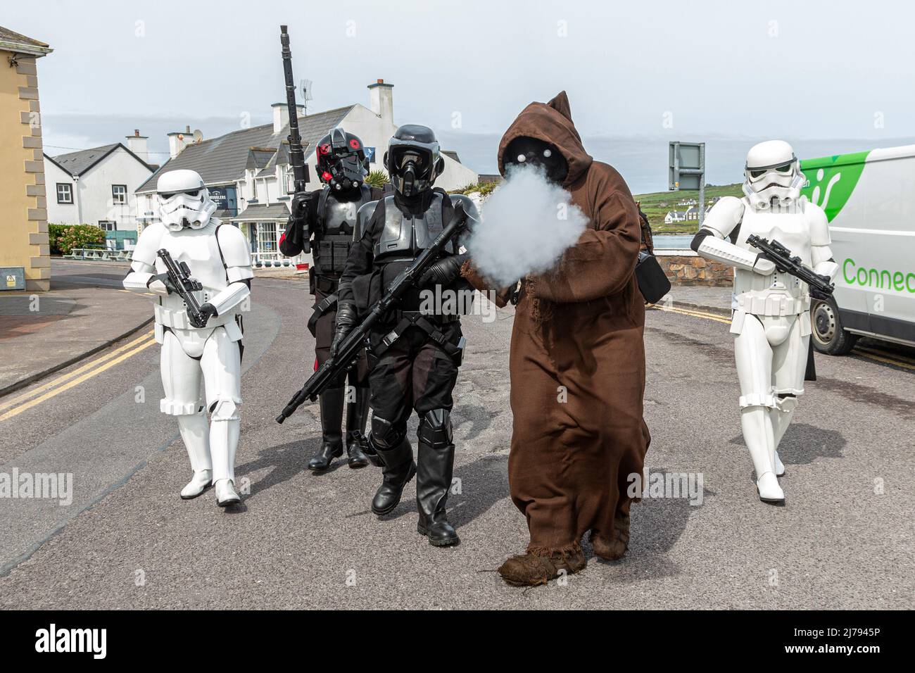 Personajes de Star Wars en mayo del 4th Festival en Portmagee, Condado de Kerry Irlanda Foto de stock