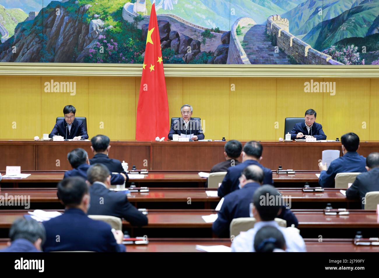 (220507) -- BEIJING, 7 de mayo de 2022 (Xinhua) -- El vice primer ministro chino Hu Chunhua, también miembro del Buró Político del Comité Central del Partido Comunista de China, asiste a una conferencia nacional de video y teléfono sobre la estabilización del empleo en Beijing, capital de China, el 7 de mayo de 2022. (Xinhua/Ding Lin) Foto de stock