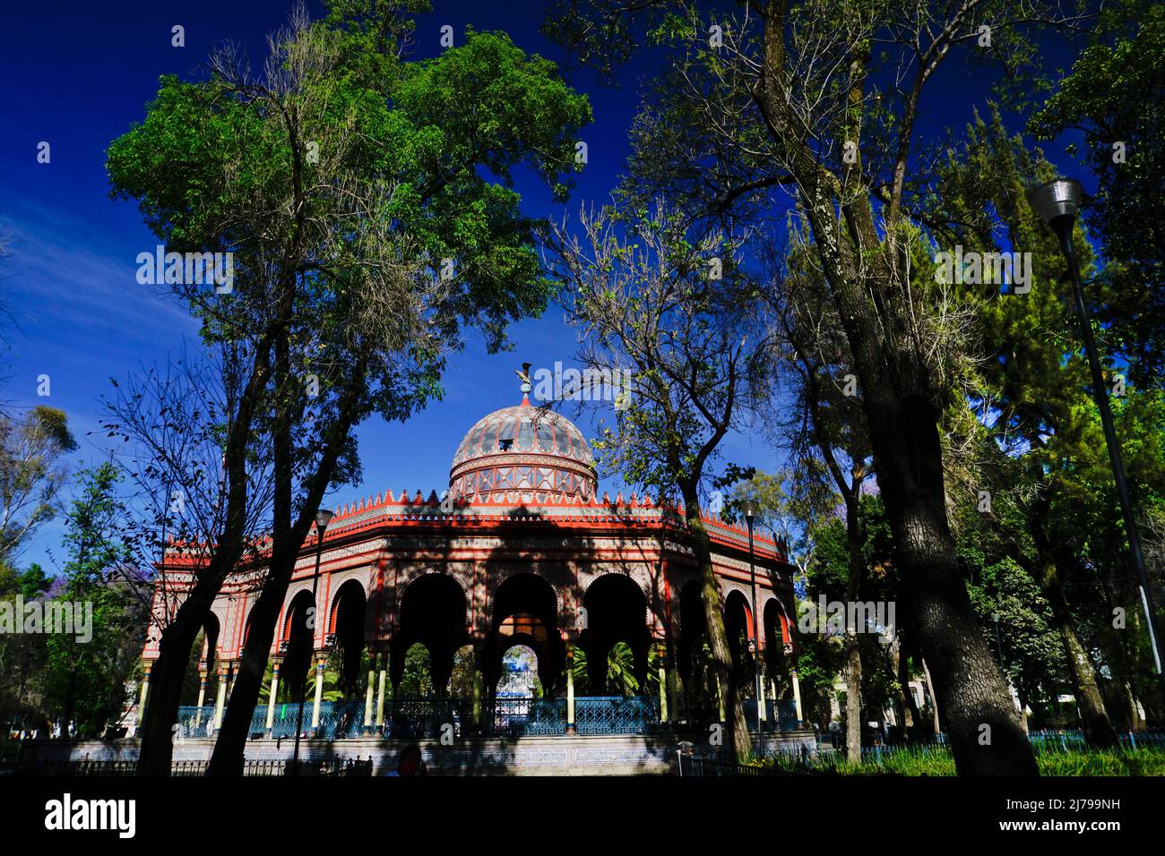 El Kiosco Morisco de Santa María la Ribera en el parque Alameda de Santa María, Ciudad de México, México Foto de stock