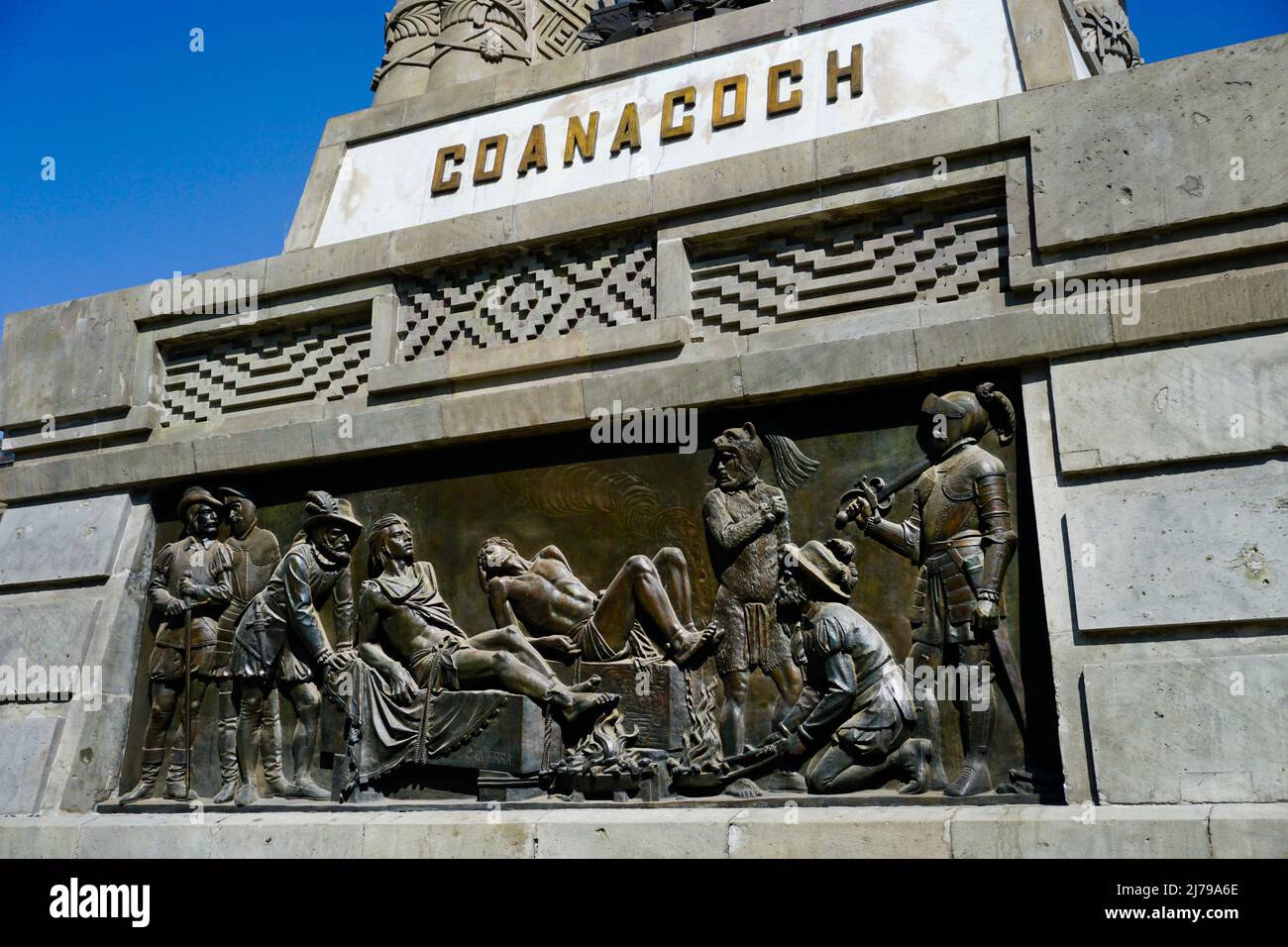 Comandante azteca, Coanacoch siendo torturado durante la conquista española por Cortez, Monumento a Cuauhtémoc en Avenida Paseo de la Reforma, Ciudad de México Foto de stock