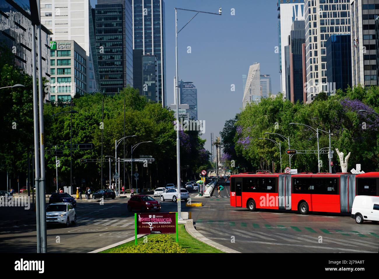 Metrobus cruzando el Paseo de la Reforma, Ciudad de México, México Foto de stock