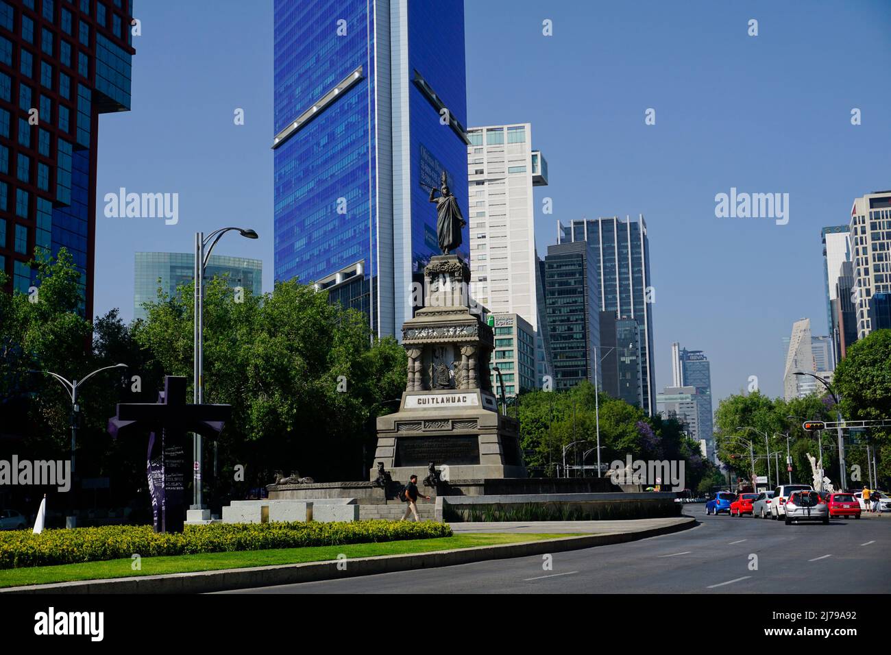 Monumento al líder azteca Cuauhtémoc en el Paseo de la Reforma, Ciudad de México, México, Foto de stock