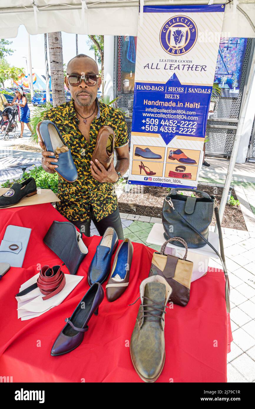 Miami Florida Little Haiti comunidad haitiana evento anual Book Festival Centro Cultural Complejo de la cultura criolla proveedor zapatos hechos a mano Negro hombre Foto de stock