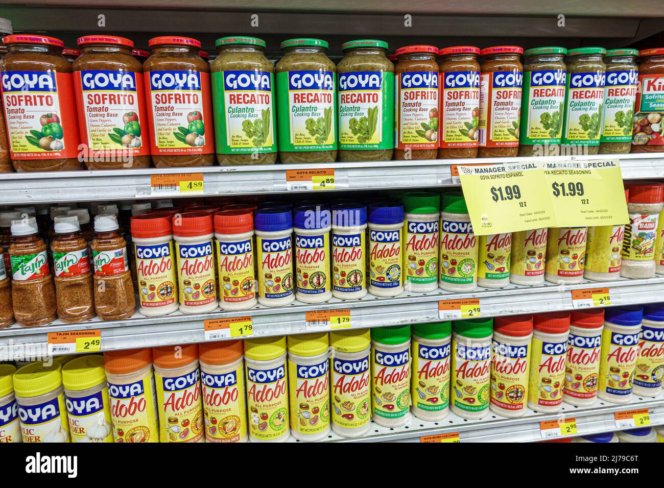 Miami Beach Florida Bay Supermercado tienda de comestibles dentro de estantes interiores venta de exhibición Goya sofrito recaito hierbas especias adobo Foto de stock