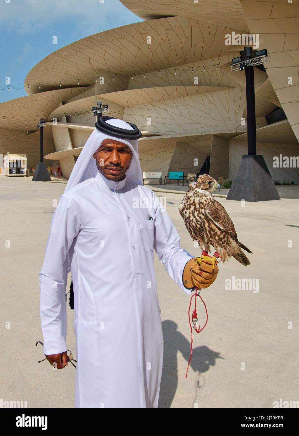 Hombre con ropa tradicional y un halcón en Doha, Qatar, 04 de diciembre de  2021. © Peter Schatz / Alamy Live News Fotografía de stock - Alamy