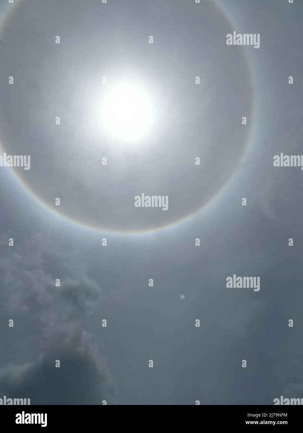 Sol halo de hielo de la atmósfera superior - Granada, Caribe, a mediados de  mayo 7th 2022 Fotografía de stock - Alamy