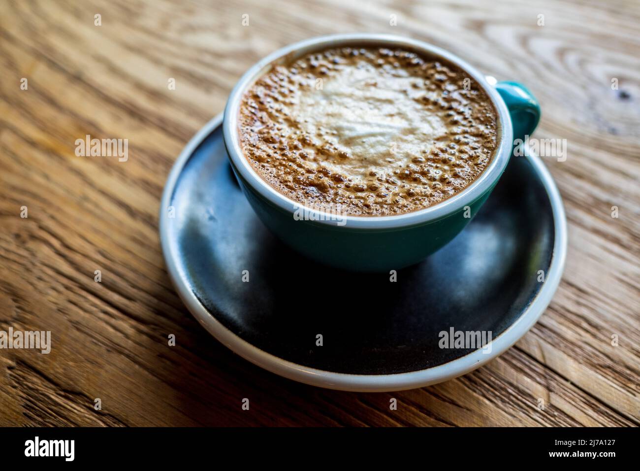 Taza de café Londres - Plana taza de café blanco y platillo Foto de stock
