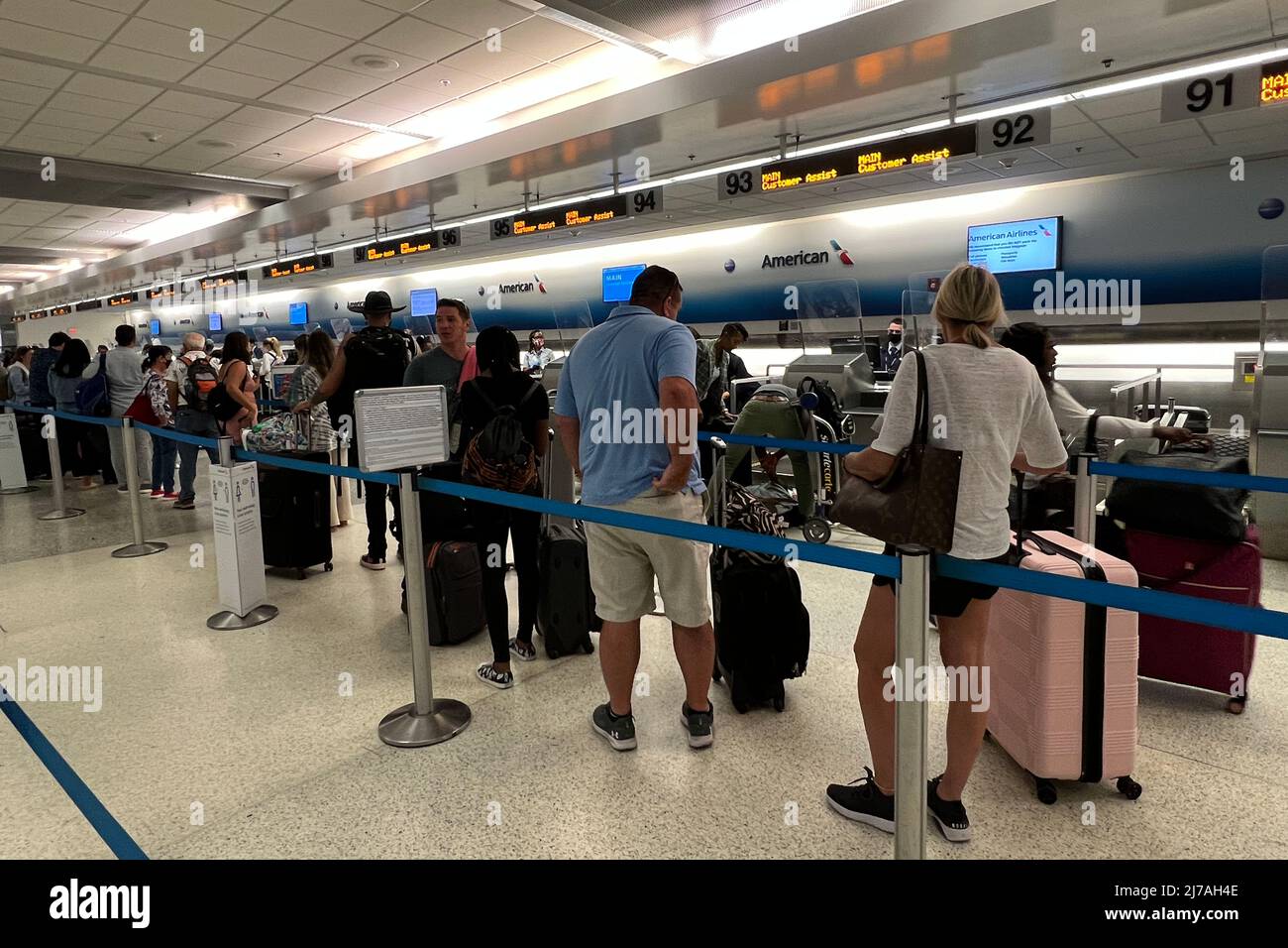 Los pasajeros esperan en cola para facturar equipaje en el mostrador de  boletos de American Airlines en el Aeropuerto Internacional de Miami, el  lunes 2 de mayo de 2022, en Miami. Foto