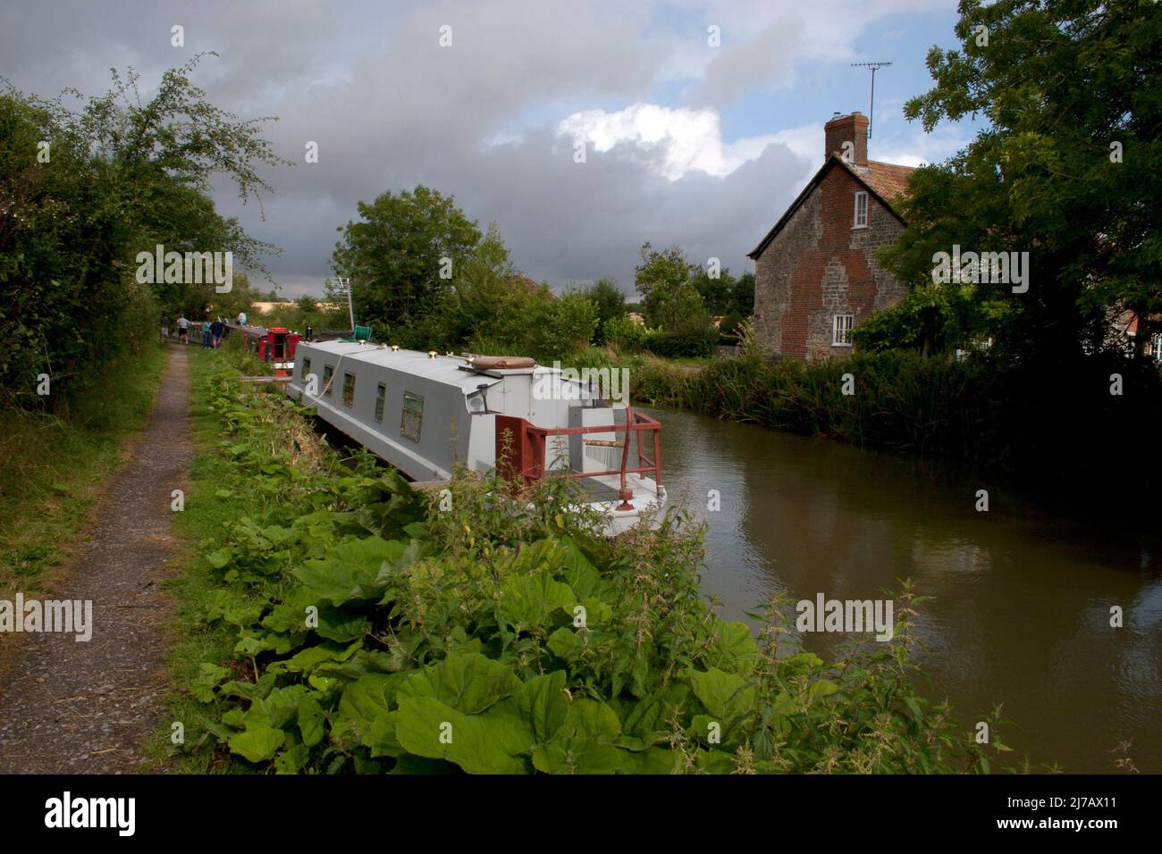 El canal Kennet & Avon en Honeystreet junto al Barge Inn, Wiltshire, Inglaterra Foto de stock