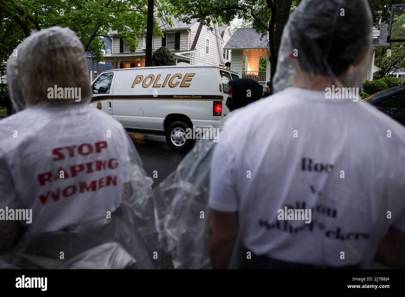 Manifestantes en apoyo a los derechos reproductivos protestan fuera de la casa del juez de la Corte Suprema Brett Kavanaugh en Chevy Chase, Maryland, EE.UU., 7 de mayo de 2022. REUTERS/Evelyn Hockstein Foto de stock