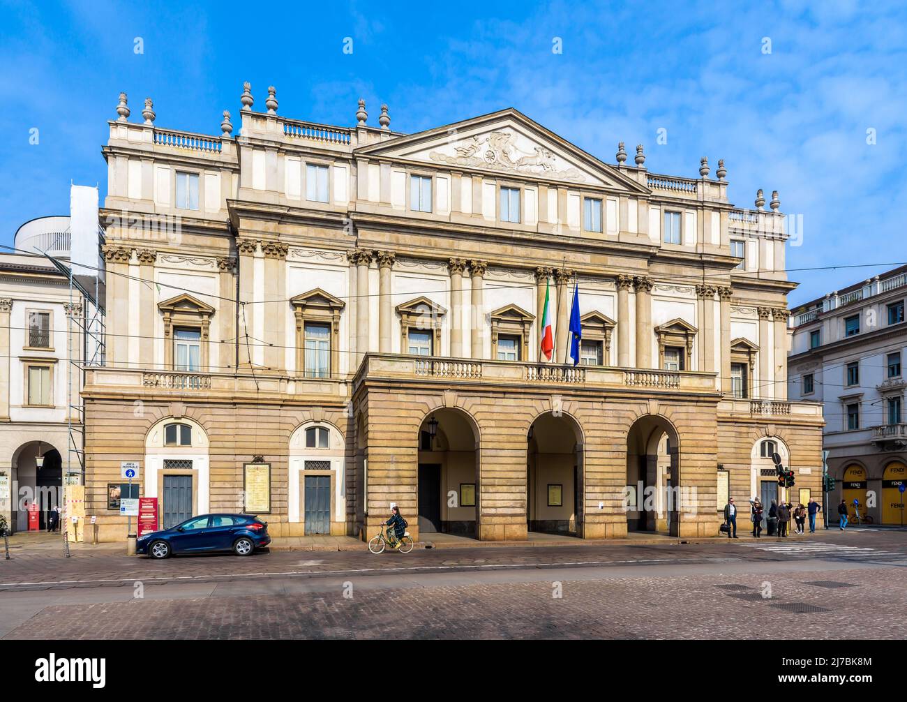 Vista general de la fachada de la ópera de La Scala (nombre completo Teatro alla Scala) en Milán, Italia. Foto de stock