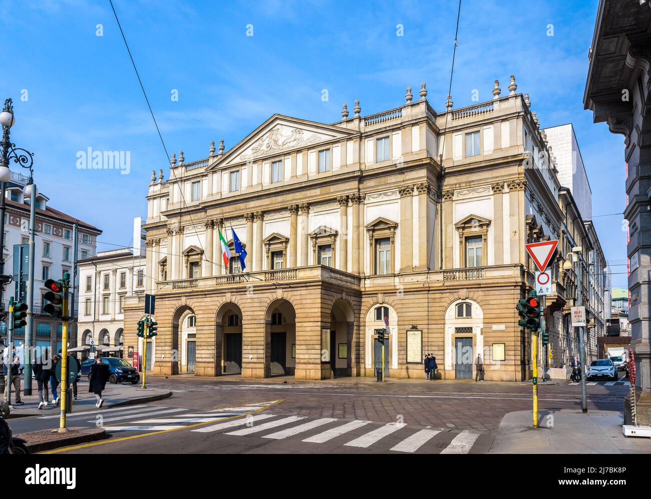 Vista general de la fachada de la ópera de La Scala (nombre completo Teatro alla Scala) en Milán, Italia. Foto de stock