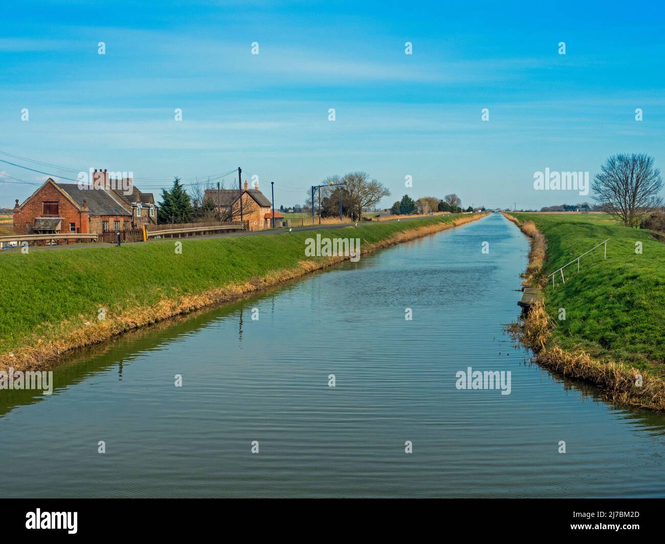 Vista al este a lo largo de 40 pies de drenaje o Vermuden's Drain, Fens, Cambridgeshire Foto de stock