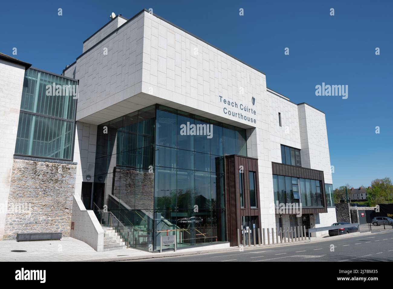 Kilkenny, Irlanda - 20 de abril de 2022: Enseñe el juzgado de Cuirte en Kilkenny, Irlanda. Foto de stock