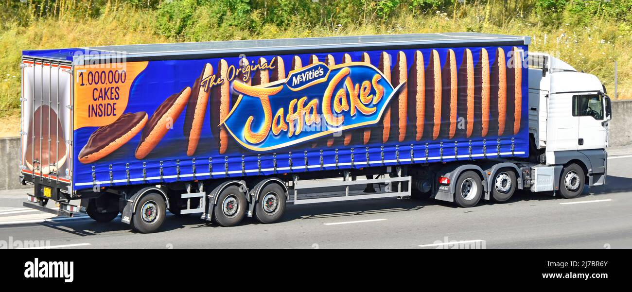 Vista lateral hgv camión blanco largo remolque articulado negocio de alimentos gráfico publicidad McVitie's Jaffa Cakes en cortina lateral de conducción de la autopista del Reino Unido Foto de stock