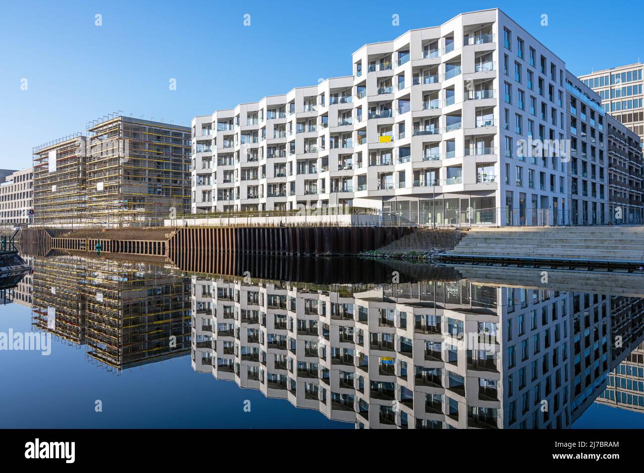 Nuevo edificio de apartamentos y un sitio de construcción para otro visto en Berlín, Alemania Foto de stock