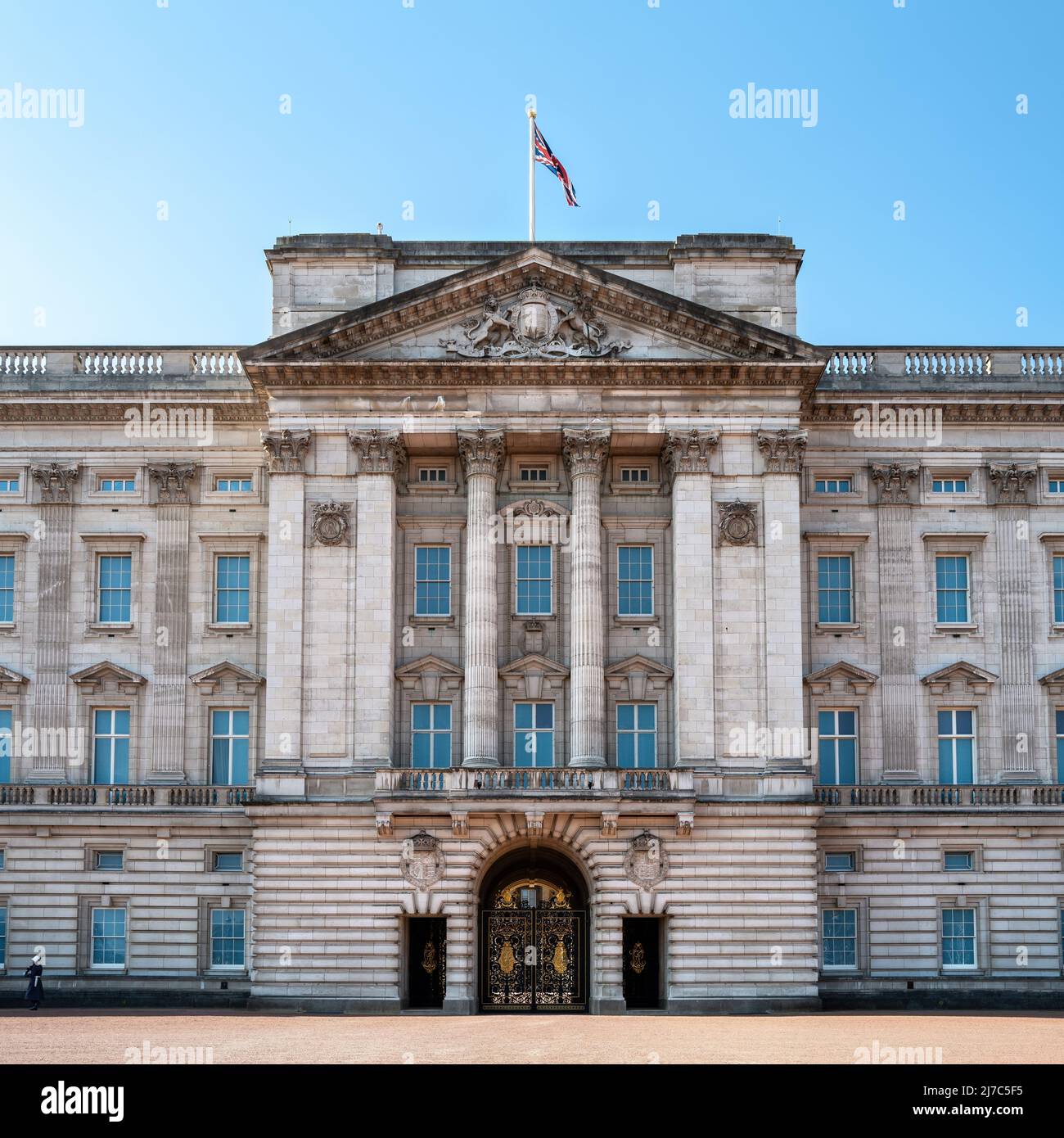 Londres, Reino Unido - 26 de marzo de 2022: El famoso balcón del Palacio de Buckingham, Londres, residencia de la Reina Isabel II Durante las celebraciones del Jubileo, el Real f Foto de stock