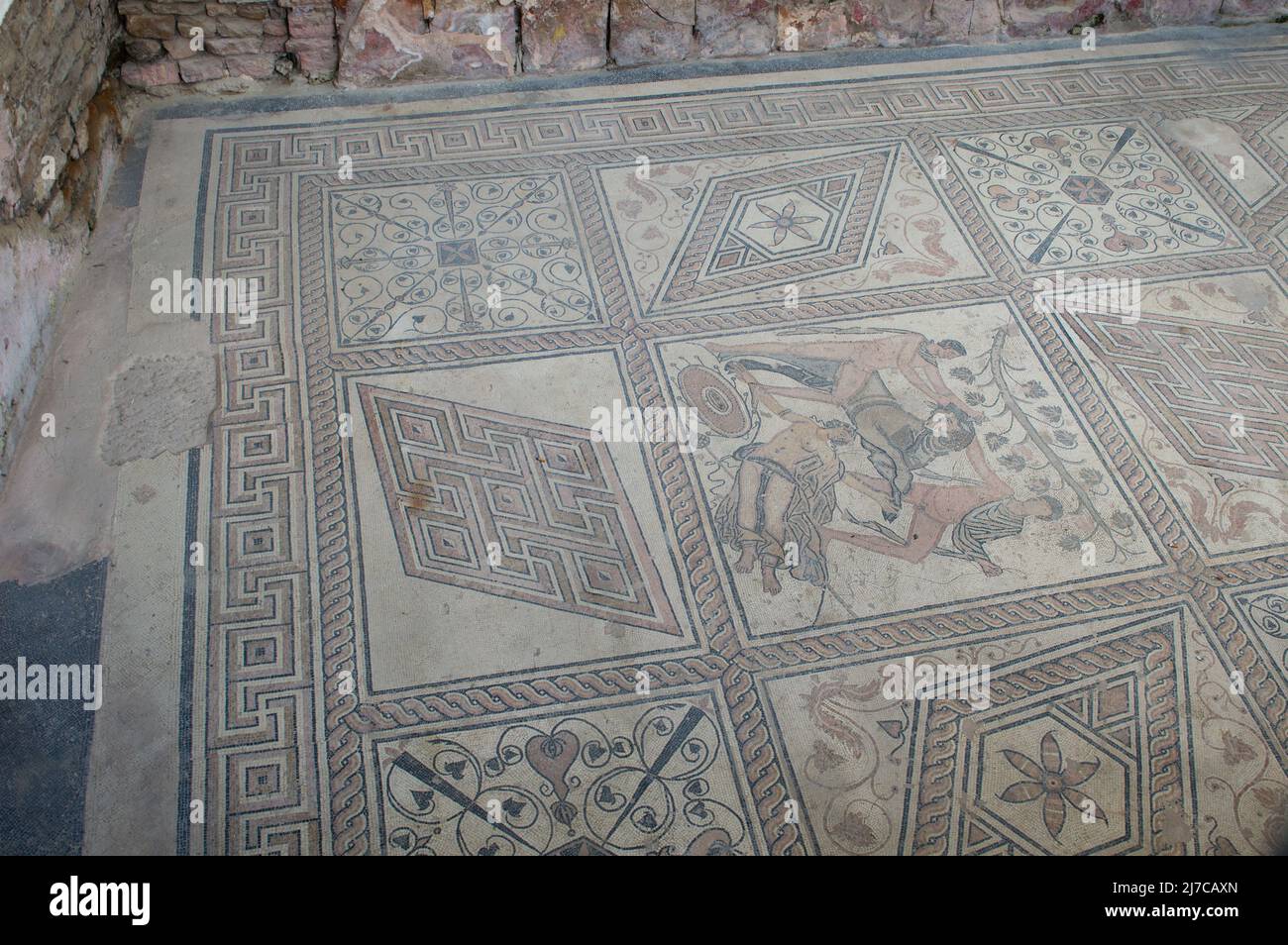 Antiguo mosaico de suelo romano con escena mitológica, llamado el Castigo de Dirce, encontrado en Pula, Croacia Foto de stock