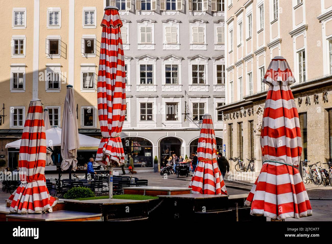 Sombrillas de rayas y arquitectura barroca del Mercado Viejo, Salzburgo, Austria. Foto de stock