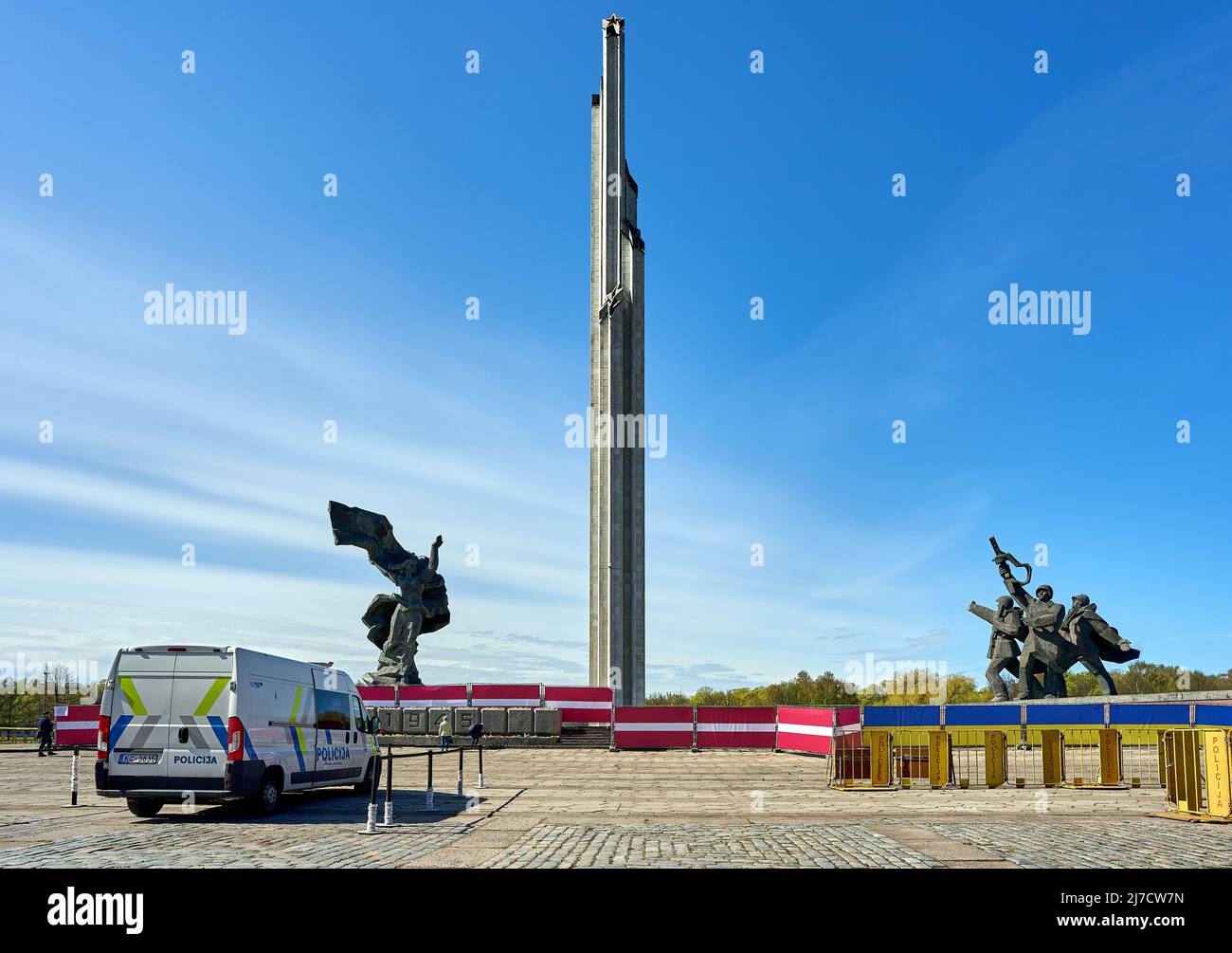 RIGA, LETONIA - 8 de mayo de 2022: Parque Victory (parques de Uzvars) decorado con banderas letonas y ucranianas. La policía está de servicio. Foto de stock